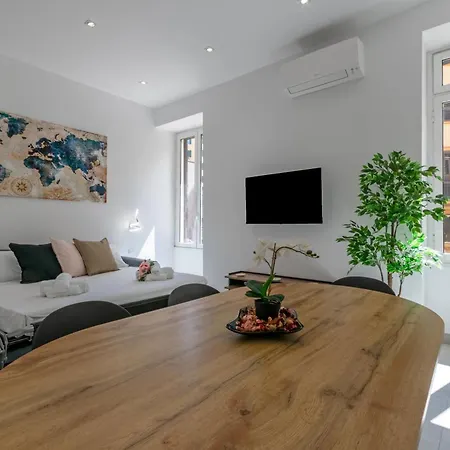 Apartment Near To Colosseum Re-house